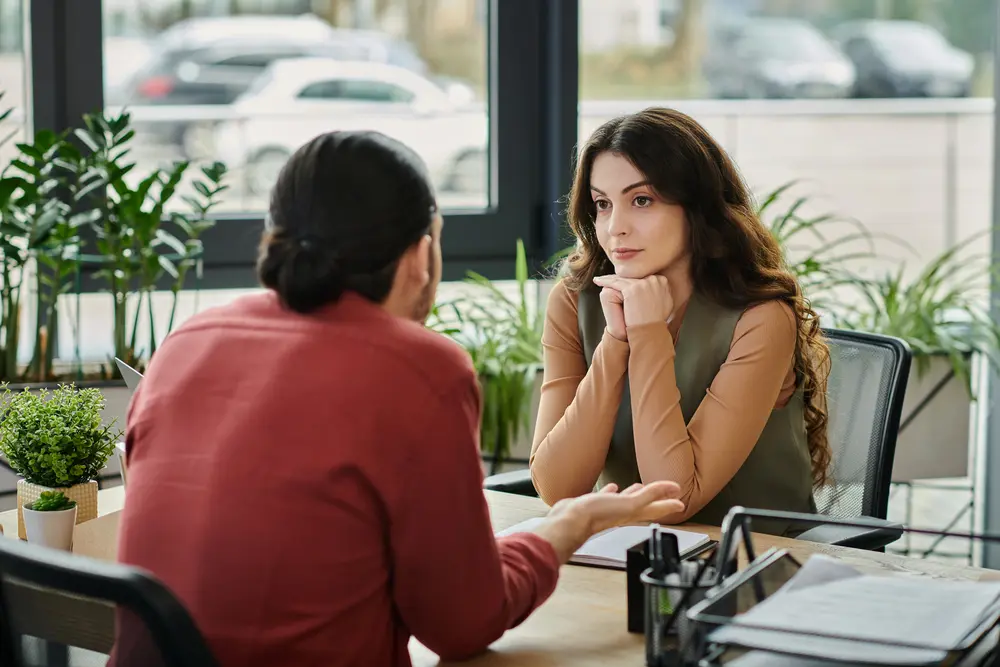 Menschen sitzen im Kreis und hören sich aufmerksam zu