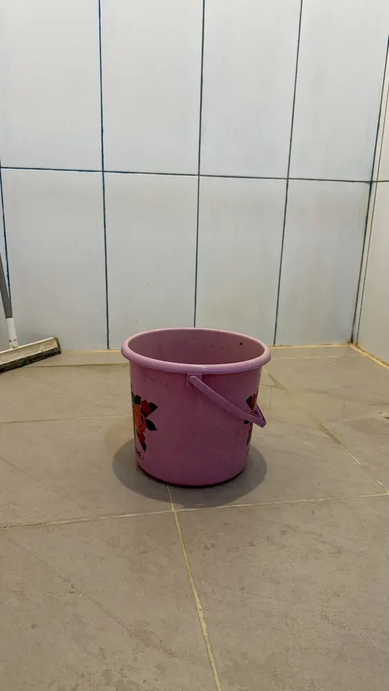 Notizbuch mit handgeschriebenen Tipps auf einem Tisch